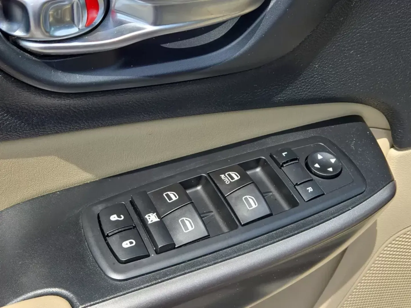 2019 /Lt Frost Beige/Black Jeep Cherokee Latitude (1C4PJLCB1KD) with an Other engine, located at 1430 Gateway Drive, Opelika, AL, 36801, (334) 239-0944, 32.637871, -85.409790 - Are you ready for the perfect blend of adventure and everyday practicality? Look no further than the 2019 Jeep Cherokee Latitude, now available at Gils Auto in Opelika, AL. This sporty utility crossover effortlessly combines style, comfort, and performance, making it the ideal vehicle for busy famil - Photo#10