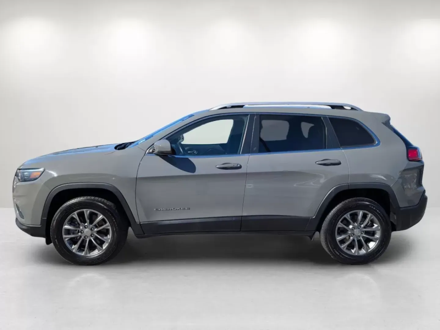 2019 /Black Jeep Cherokee Latitude Plus (1C4PJMLX5KD) with an Other engine, located at 3959 U.S. 80 W, Phenix City, AL, 36870, (334) 297-4885, 32.469296, -85.135185 - Discover the perfect blend of style, functionality, and performance that the 2019 Jeep Cherokee Latitude Plus brings to your life! Whether you're seeking reliable transportation for your growing family or planning thrilling weekend adventures, this versatile crossover is designed to meet all your ne - Photo#8