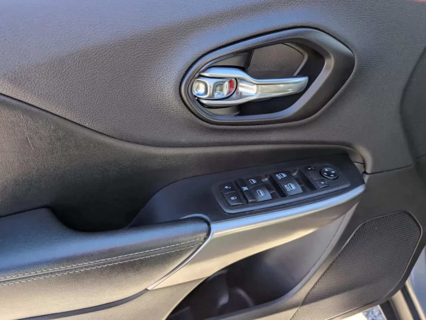 2019 /Black Jeep Cherokee Latitude Plus (1C4PJMLX5KD) with an Other engine, located at 3959 U.S. 80 W, Phenix City, AL, 36870, (334) 297-4885, 32.469296, -85.135185 - Discover the perfect blend of style, functionality, and performance that the 2019 Jeep Cherokee Latitude Plus brings to your life! Whether you're seeking reliable transportation for your growing family or planning thrilling weekend adventures, this versatile crossover is designed to meet all your ne - Photo#9