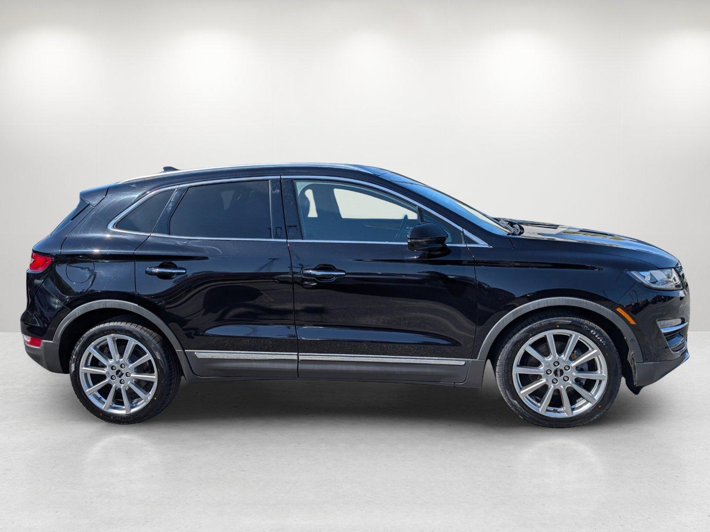 2019 Lincoln MKC Reserve (5LMCJ3C97KU) with an Intercooled Turbo Premium Unleaded I-4 2.0 L/122 engine, 6-Speed Automatic w/OD transmission, located at 804 22nd Ave, Phenix City, AL, 36870, (334) 297-1860, 32.484749, -85.024475 - 2019 Lincoln MKC Reserve - Photo#4