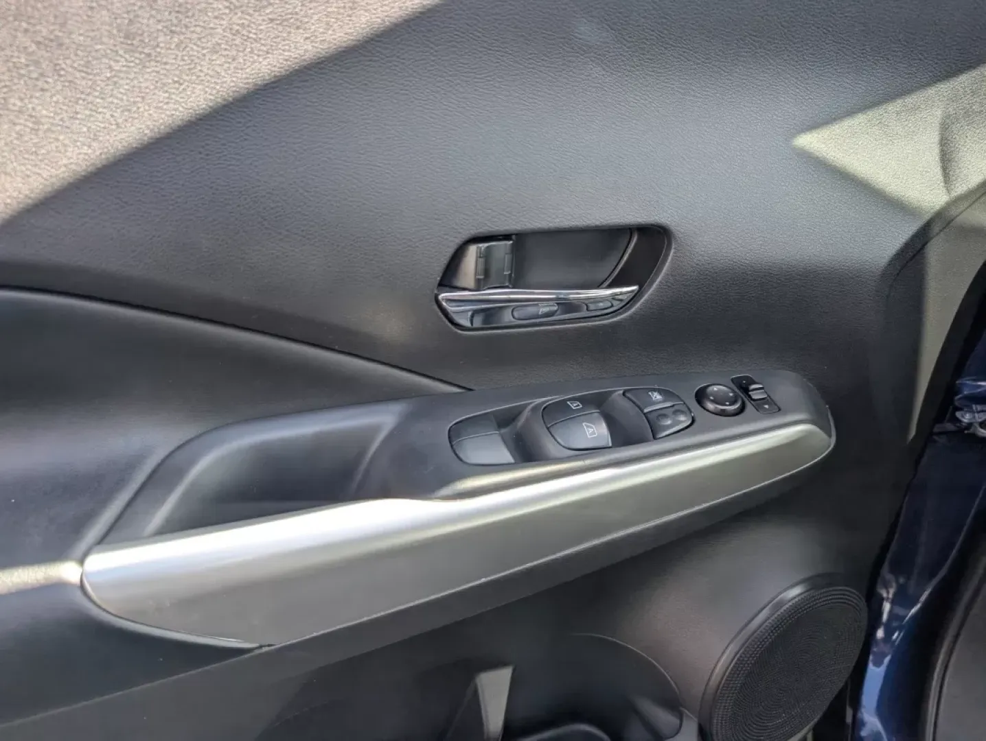 2019 /Charcoal Nissan Kicks SR (3N1CP5CU1KL) with an Other engine, located at 1430 Gateway Drive, Opelika, AL, 36801, (334) 239-0944, 32.637871, -85.409790 - Looking for a compact SUV that fits your active lifestyle and offers a blend of style and functionality? Look no further than the 2019 Nissan Kicks SR, now available at Gils Auto, your trusted Buy Here Pay Here dealership located at 521 Old Farm Lane Rd, Prattville, AL 36066. With a spacious interio - Photo#8