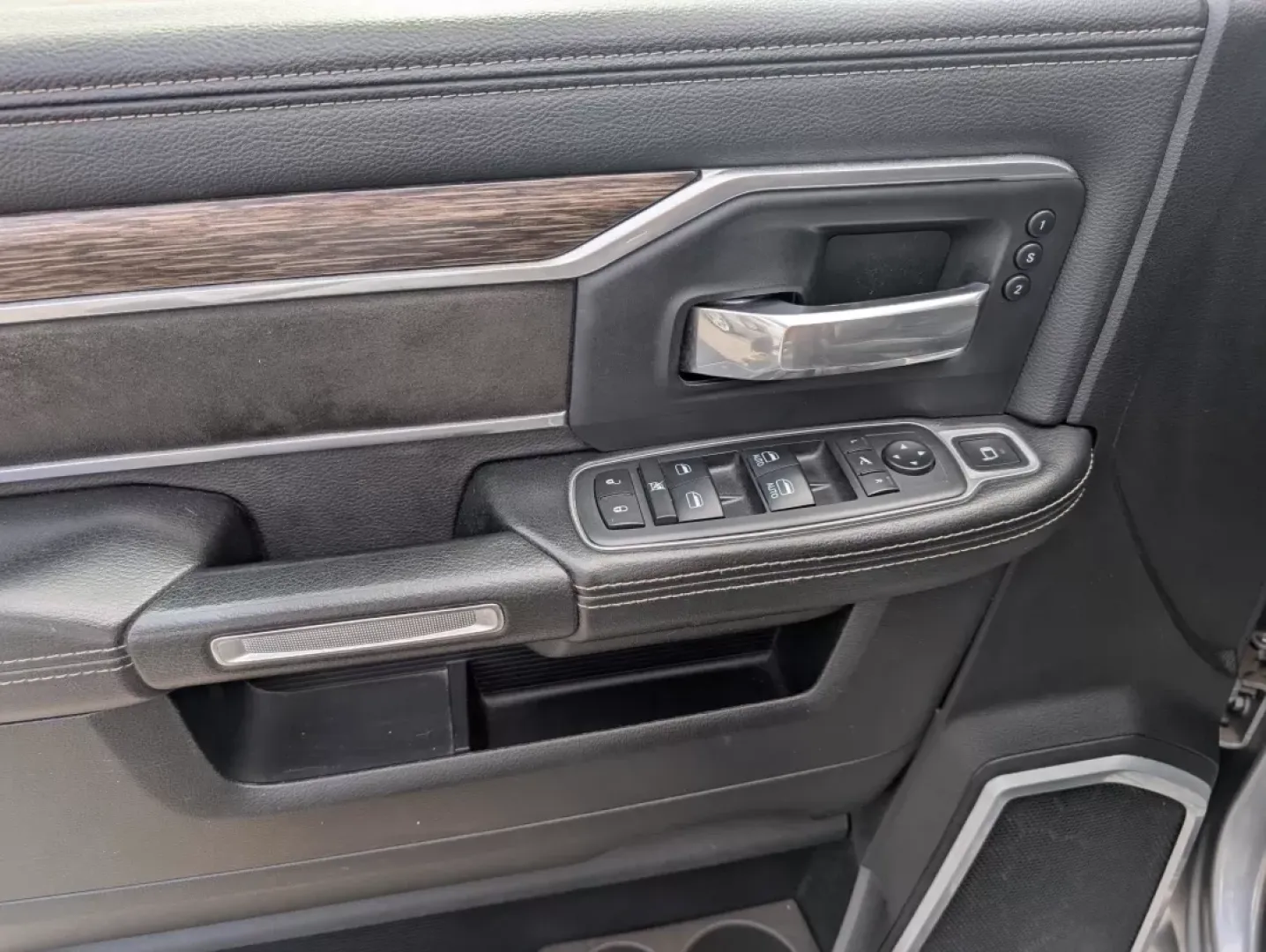 2019 /Black Ram 2500 Laramie (3C6UR5FJ2KG) with an Other engine, located at 1430 Gateway Drive, Opelika, AL, 36801, (334) 239-0944, 32.637871, -85.409790 - **Unleash Your Adventures with the 2019 Ram 2500 Laramie Crew Cab Pickup!**<br /> <br /> Are you ready to elevate your weekend adventures or tackle your daily commutes with confidence? The 2019 Ram 2500 Laramie Crew Cab Pickup is the perfect blend of power, comfort, and technology, making it an idea - Photo#8