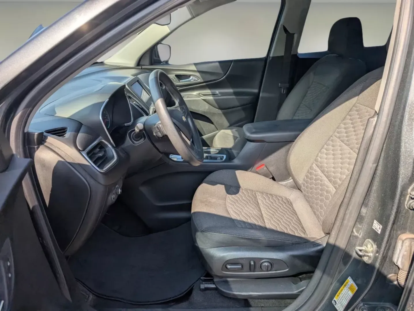 2020 /Jet Black Chevrolet Equinox LT (2GNAXKEV2L6) with an Other engine, located at 5115 14th Ave., Columbus, GA, 31904, (706) 323-0345, 32.511494, -84.971046 - **Explore New Horizons in the 2020 Chevrolet Equinox LT Perfect for Your Next Adventure!**<br /> <br /> Are you ready to elevate your daily commute or embark on weekend getaways? The 2020 Chevrolet Equinox LT is the ultimate SUV for those seeking comfort, versatility, and style. With its spacious i - Photo#9