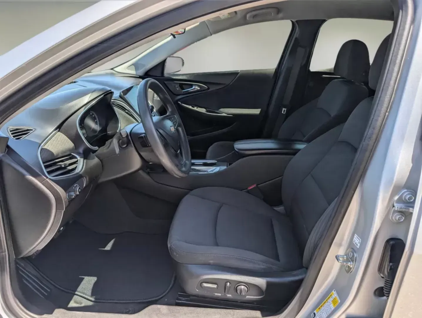 2020 /Jet Black Chevrolet Malibu LT (1G1ZD5ST5LF) with an Turbocharged Gas I4 1.5L/91 engine, 1-Speed Automatic transmission, located at 7000 Northlake Connector, Columbus, GA, 31904, (706) 987-8085, 32.524975, -84.978134 - 2020 Chevrolet Malibu LT - Photo#9