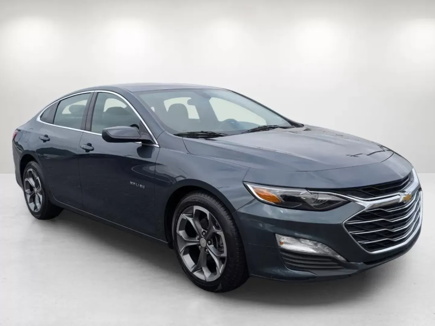 2020 /Jet Black Chevrolet Malibu LT (1G1ZD5ST0LF) with an Other engine, located at 3959 U.S. 80 W, Phenix City, AL, 36870, (334) 297-4885, 32.469296, -85.135185 - Experience the joy of driving with the 2020 Chevrolet Malibu LT, now available at Gils Auto in Phenix City, AL! This stylish sedan is perfect for those who appreciate comfort and efficiency, making it an ideal choice for families on the go, daily commuters, or anyone seeking a reliable vehicle for w - Photo#3