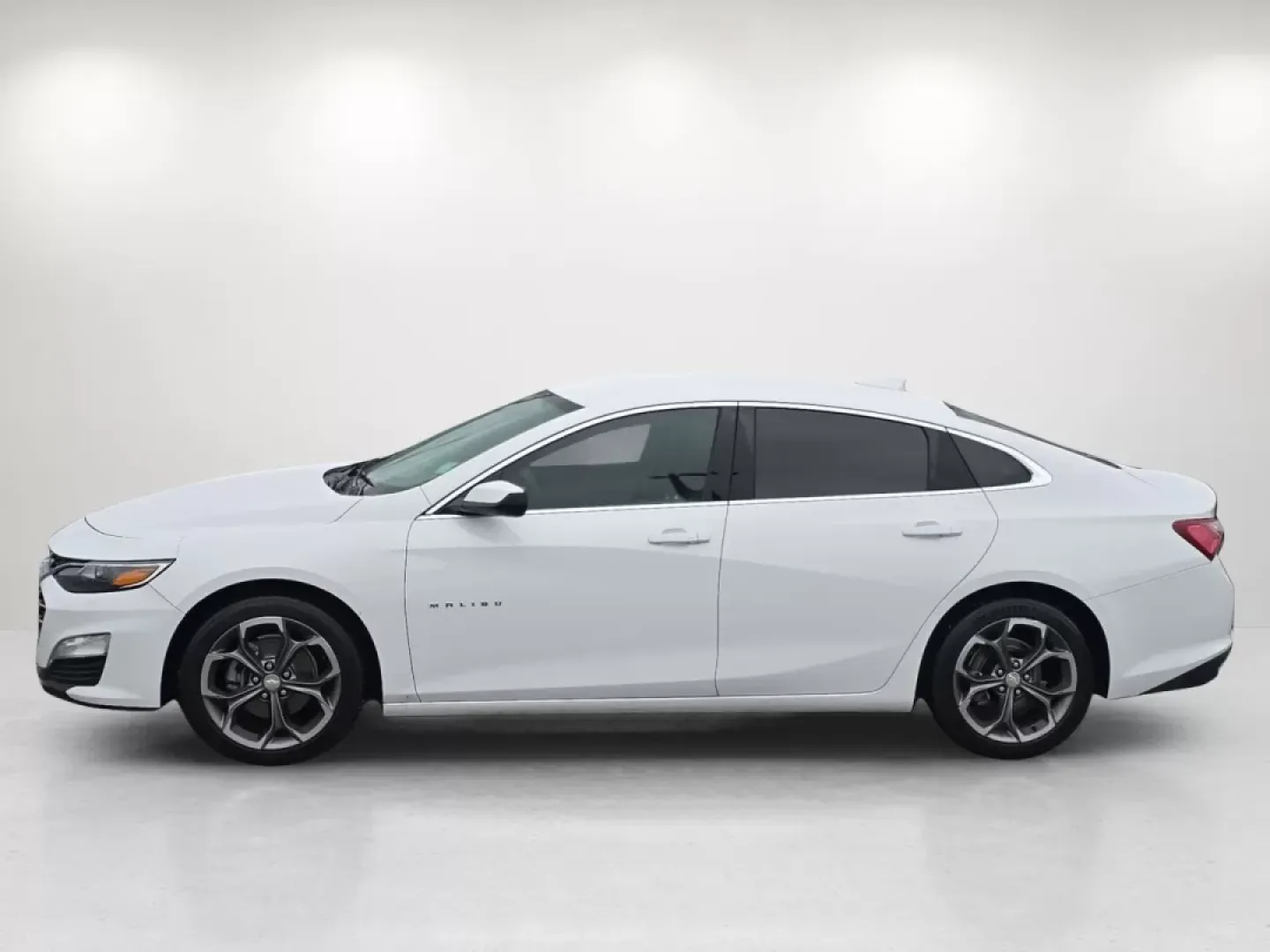 2020 /Dark Atmosphere/ Medium Ash Gray Chevrolet Malibu LT (1G1ZD5ST1LF) with an Other engine, located at 804 22nd Ave, Phenix City, AL, 36870, (334) 297-1860, 32.484749, -85.024475 - Discover the perfect blend of style, comfort, and practicality with the 2020 Chevrolet Malibu LT, now available at Gils Auto in Phenix City, AL. This sedan is not just a vehicle; it's a lifestyle upgrade-ideal for daily commuters and families alike. Whether you're navigating through busy city street - Photo#7