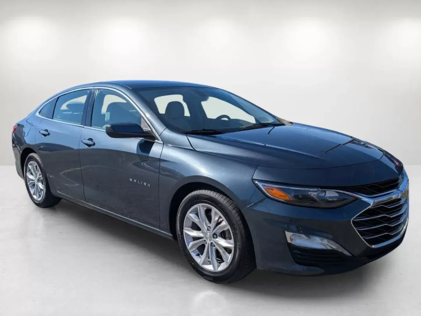 2020 /Dark Atmosphere/ Medium Ash Gray Chevrolet Malibu LT (1G1ZD5ST0LF) with an Other engine, located at 5115 14th Ave., Columbus, GA, 31904, (706) 323-0345, 32.511494, -84.971046 - Discover the perfect blend of comfort, technology, and style with the 2020 Chevrolet Malibu LT, now available at Gils Auto in Phenix City, AL. This sedan is not just a means of transportation; it's your ticket to a better lifestyle. Whether you're commuting to work, running errands in nearby neighbo - Photo#2