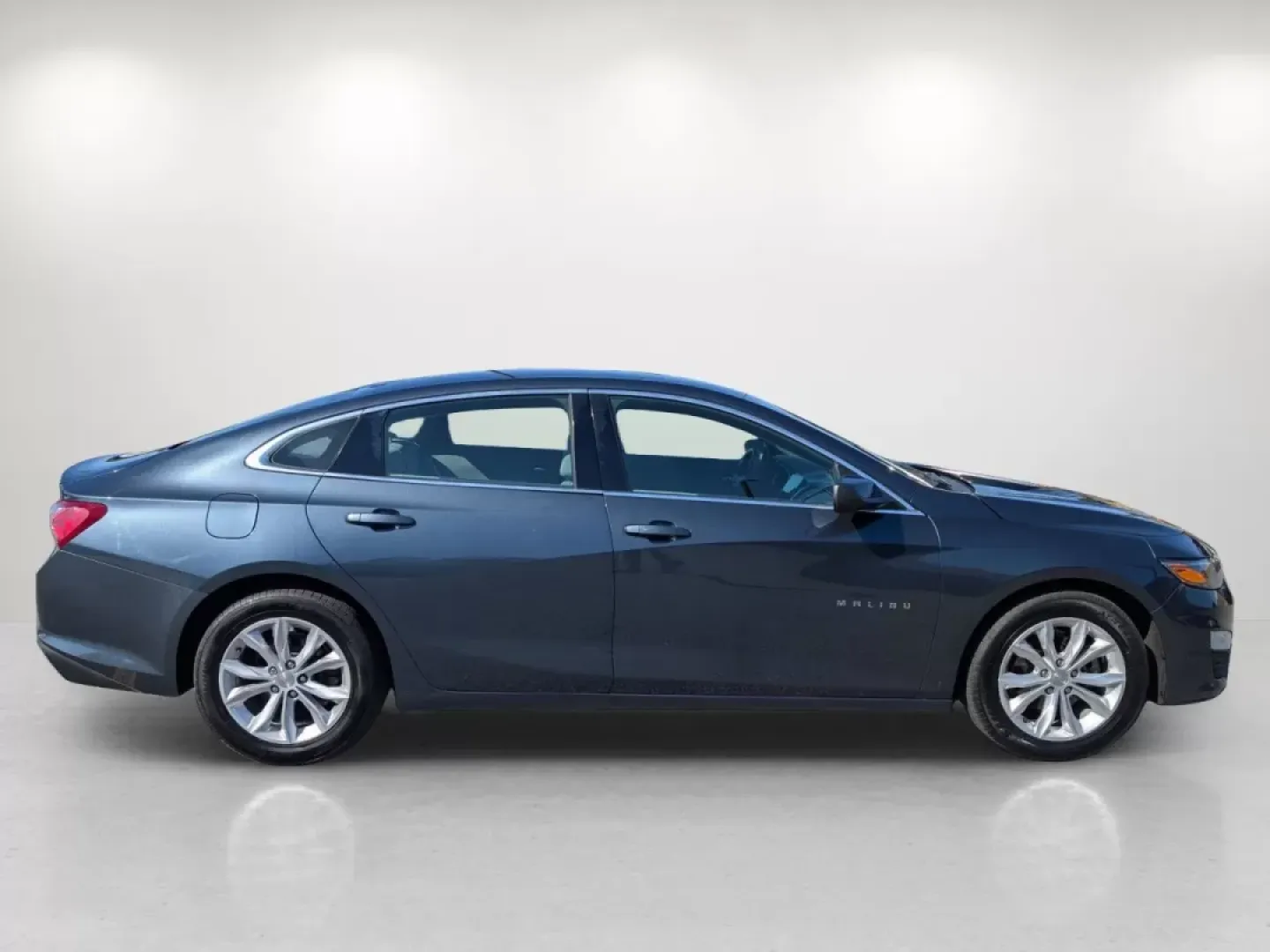 2020 /Dark Atmosphere/ Medium Ash Gray Chevrolet Malibu LT (1G1ZD5ST0LF) with an Other engine, located at 5115 14th Ave., Columbus, GA, 31904, (706) 323-0345, 32.511494, -84.971046 - Discover the perfect blend of comfort, technology, and style with the 2020 Chevrolet Malibu LT, now available at Gils Auto in Phenix City, AL. This sedan is not just a means of transportation; it's your ticket to a better lifestyle. Whether you're commuting to work, running errands in nearby neighbo - Photo#3