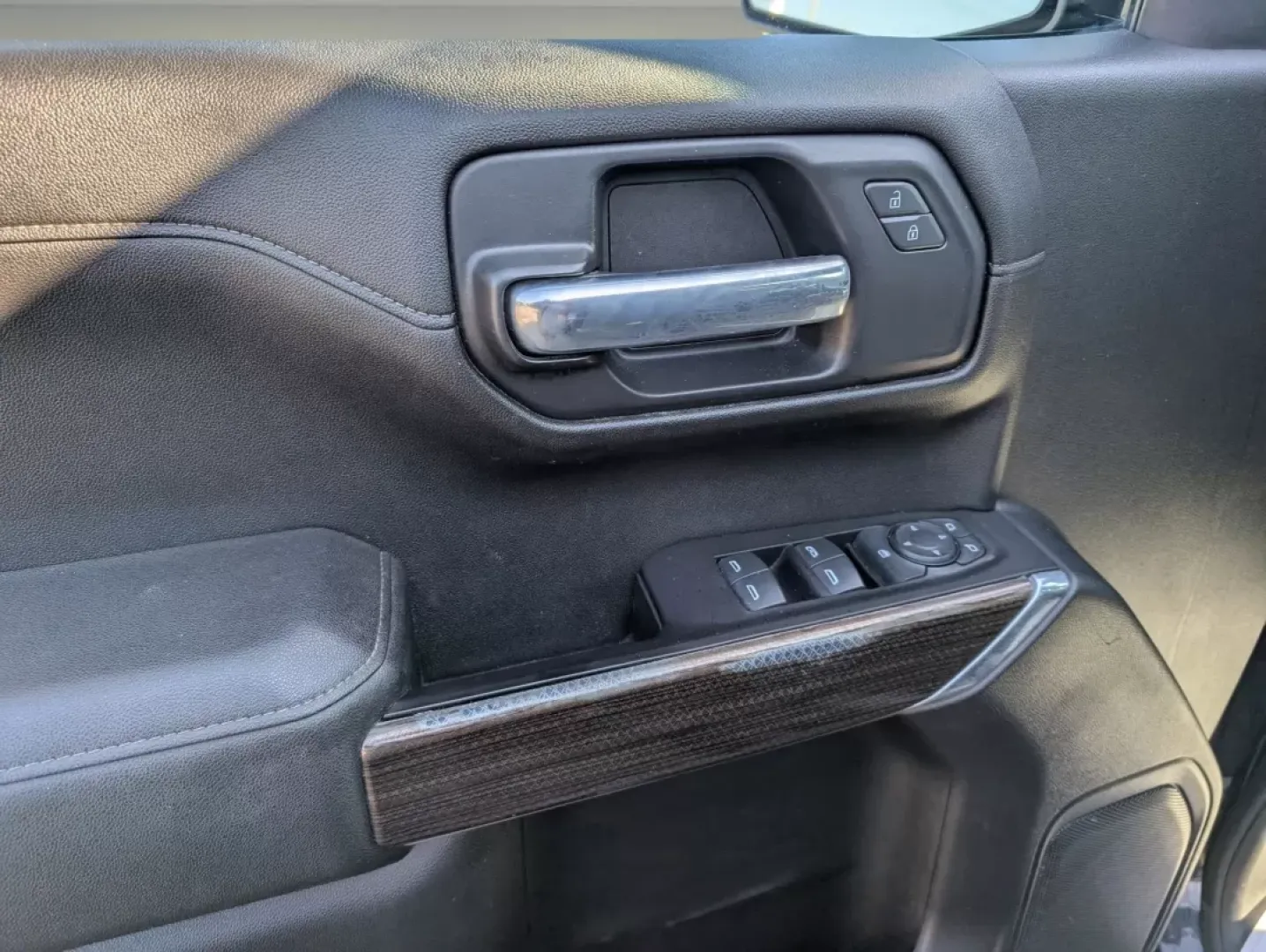 2020 /Jet Black Chevrolet Silverado 1500 LT (3GCPWCED0LG) with an Other engine, located at 1430 Gateway Drive, Opelika, AL, 36801, (334) 239-0944, 32.637871, -85.409790 - ### Hit the Road in Style: 2020 Chevrolet Silverado 1500 LT Crew Cab Pickup at Gils Auto<br /> <br /> Are you ready to elevate your driving experience while tackling daily tasks, weekend adventures, or family road trips? The 2020 Chevrolet Silverado 1500 LT Crew Cab Pickup is the perfect vehicle for - Photo#8