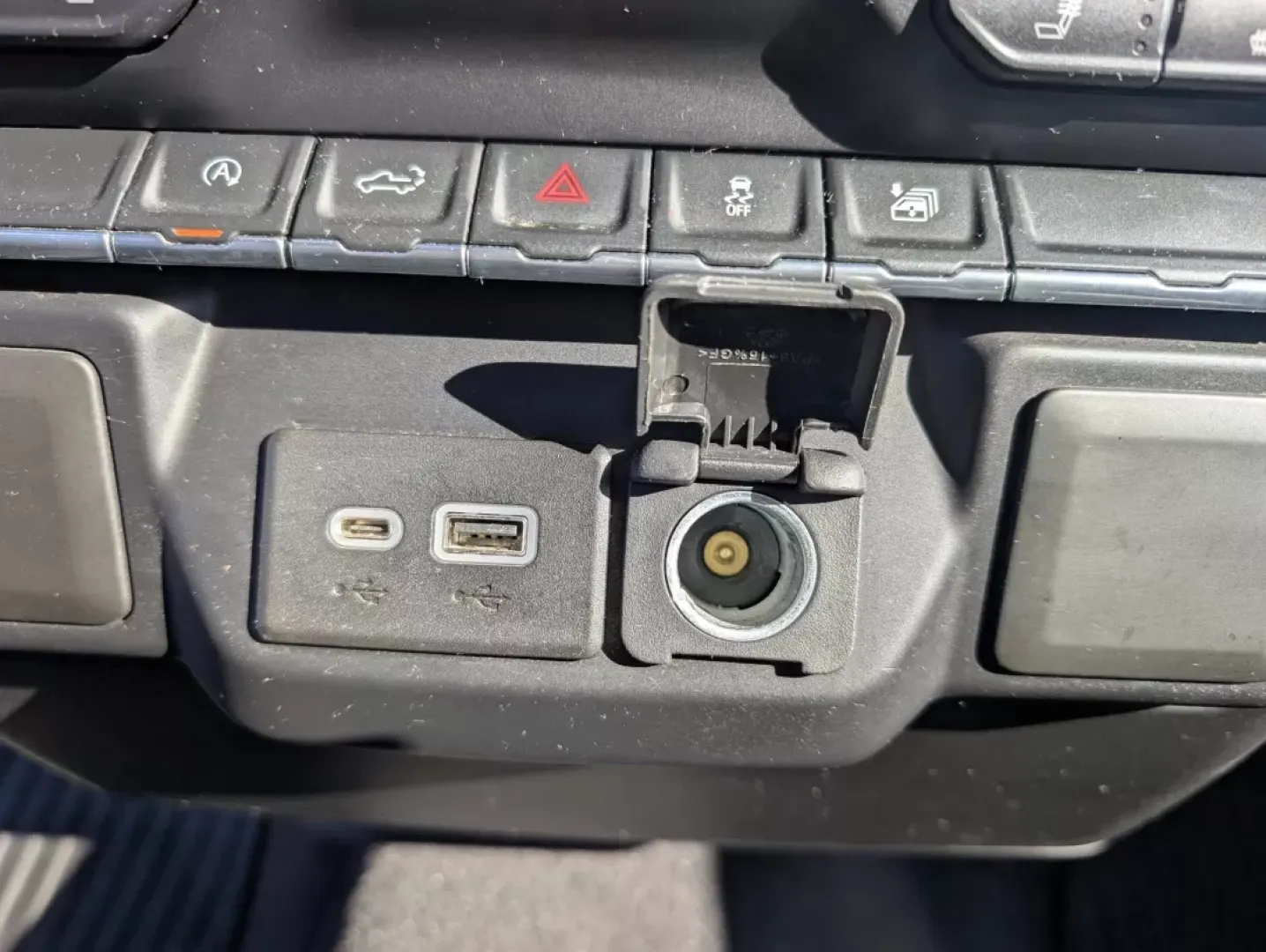 2020 /Jet Black Chevrolet Silverado 1500 LT (3GCPWCED0LG) with an Other engine, located at 1430 Gateway Drive, Opelika, AL, 36801, (334) 239-0944, 32.637871, -85.409790 - ### Hit the Road in Style: 2020 Chevrolet Silverado 1500 LT Crew Cab Pickup at Gils Auto<br /> <br /> Are you ready to elevate your driving experience while tackling daily tasks, weekend adventures, or family road trips? The 2020 Chevrolet Silverado 1500 LT Crew Cab Pickup is the perfect vehicle for - Photo#15