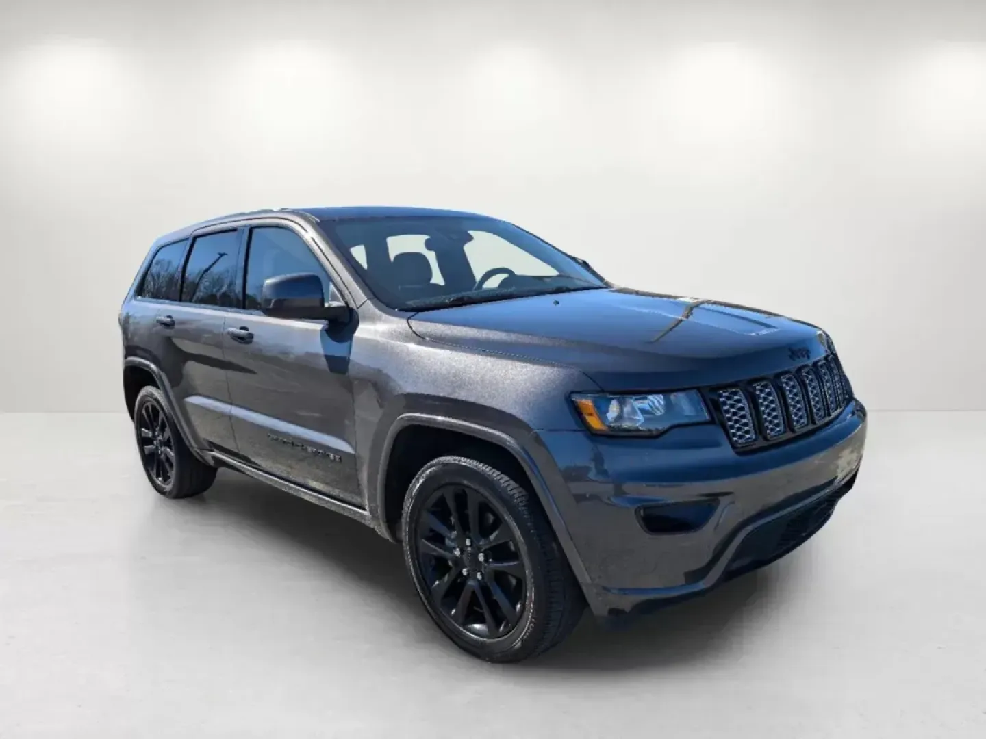 2020 /Black Jeep Grand Cherokee Altitude (1C4RJEAG5LC) with an Regular Unleaded V-6 3.6 L/220 engine, 8-Speed Automatic w/OD transmission, located at 7000 Northlake Connector, Columbus, GA, 31904, (706) 987-8085, 32.524975, -84.978134 - 2020 Jeep Grand Cherokee Altitude - Photo#2