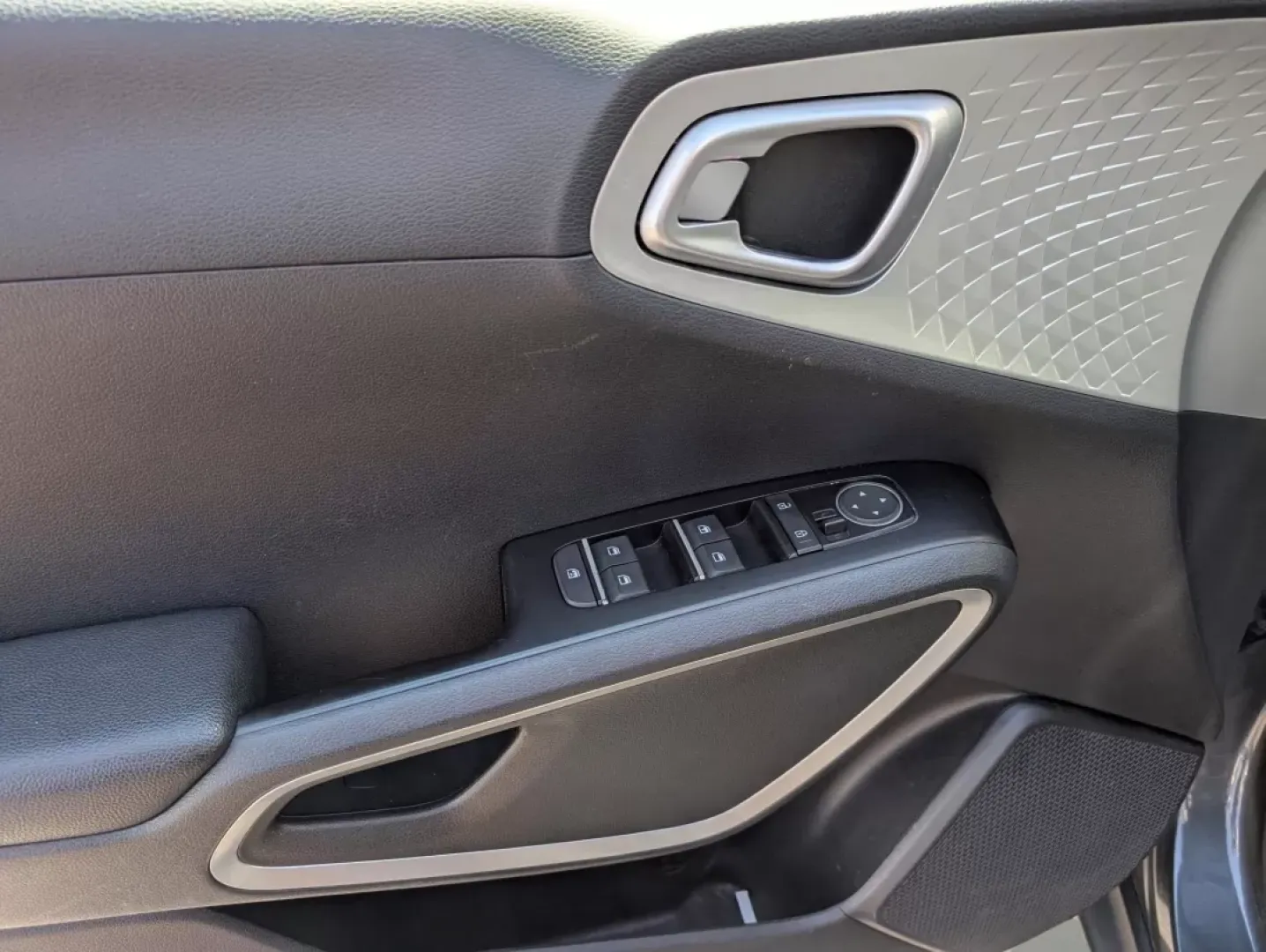 2020 /Black Kia Soul LX (KNDJ23AU7L7) with an Other engine, located at 3959 U.S. 80 W, Phenix City, AL, 36870, (334) 297-4885, 32.469296, -85.135185 - **Discover Your Next Adventure: 2020 Kia Soul LX at Gils Auto in Phenix City!**<br /> <br /> Are you ready to elevate your daily commute and weekend getaways? The 2020 Kia Soul LX is the perfect hatchback for those who seek versatility without compromising style. With its spacious interior, advanced - Photo#8