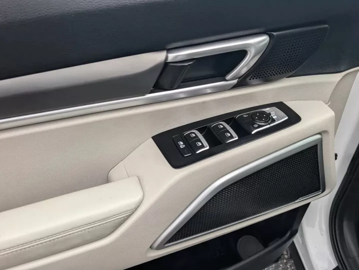 2020 /Gray Kia Telluride S (5XYP6DHC3LG) with an Other engine, located at 1430 Gateway Drive, Opelika, AL, 36801, (334) 239-0944, 32.637871, -85.409790 - **Discover Your Family's Next Adventure with the 2020 Kia Telluride at Gils Auto Opelika, AL!**<br /> <br /> Are you searching for the perfect family SUV that combines style, comfort, and functionality? Look no further than the 2020 Kia Telluride, available now at Gils Auto, your trusted Buy Here P - Photo#8