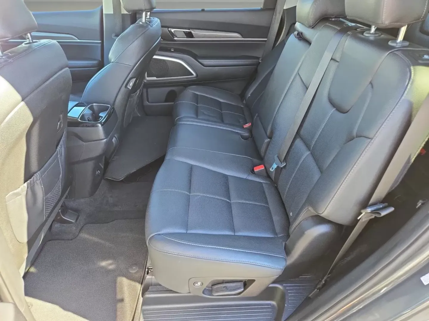 2020 /Black Kia Telluride EX (5XYP34HC5LG) with an Other engine, located at 3959 U.S. 80 W, Phenix City, AL, 36870, (334) 297-4885, 32.469296, -85.135185 - **Discover the Perfect Family SUV: 2020 Kia Telluride EX at Gils Auto - Phenix City!**<br /> <br /> Are you on the lookout for a versatile and spacious SUV that can accommodate your growing family while also providing a comfortable ride for your daily commutes? The 2020 Kia Telluride EX is the ideal - Photo#9