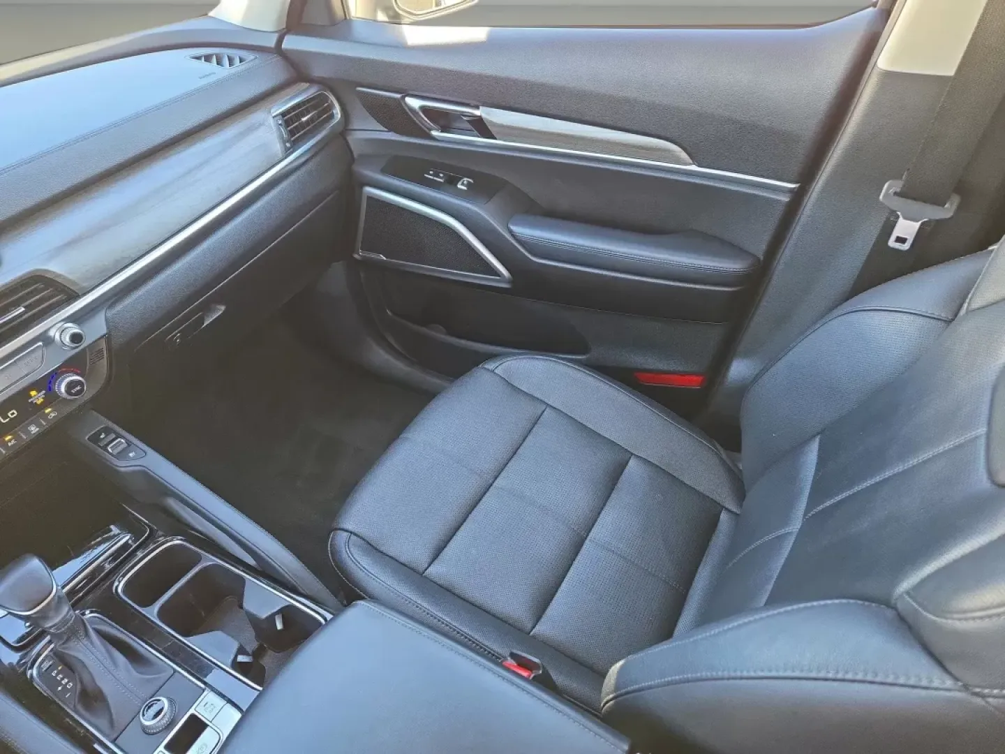 2020 /Black Kia Telluride EX (5XYP34HC5LG) with an Other engine, located at 3959 U.S. 80 W, Phenix City, AL, 36870, (334) 297-4885, 32.469296, -85.135185 - **Discover the Perfect Family SUV: 2020 Kia Telluride EX at Gils Auto - Phenix City!**<br /> <br /> Are you on the lookout for a versatile and spacious SUV that can accommodate your growing family while also providing a comfortable ride for your daily commutes? The 2020 Kia Telluride EX is the ideal - Photo#12