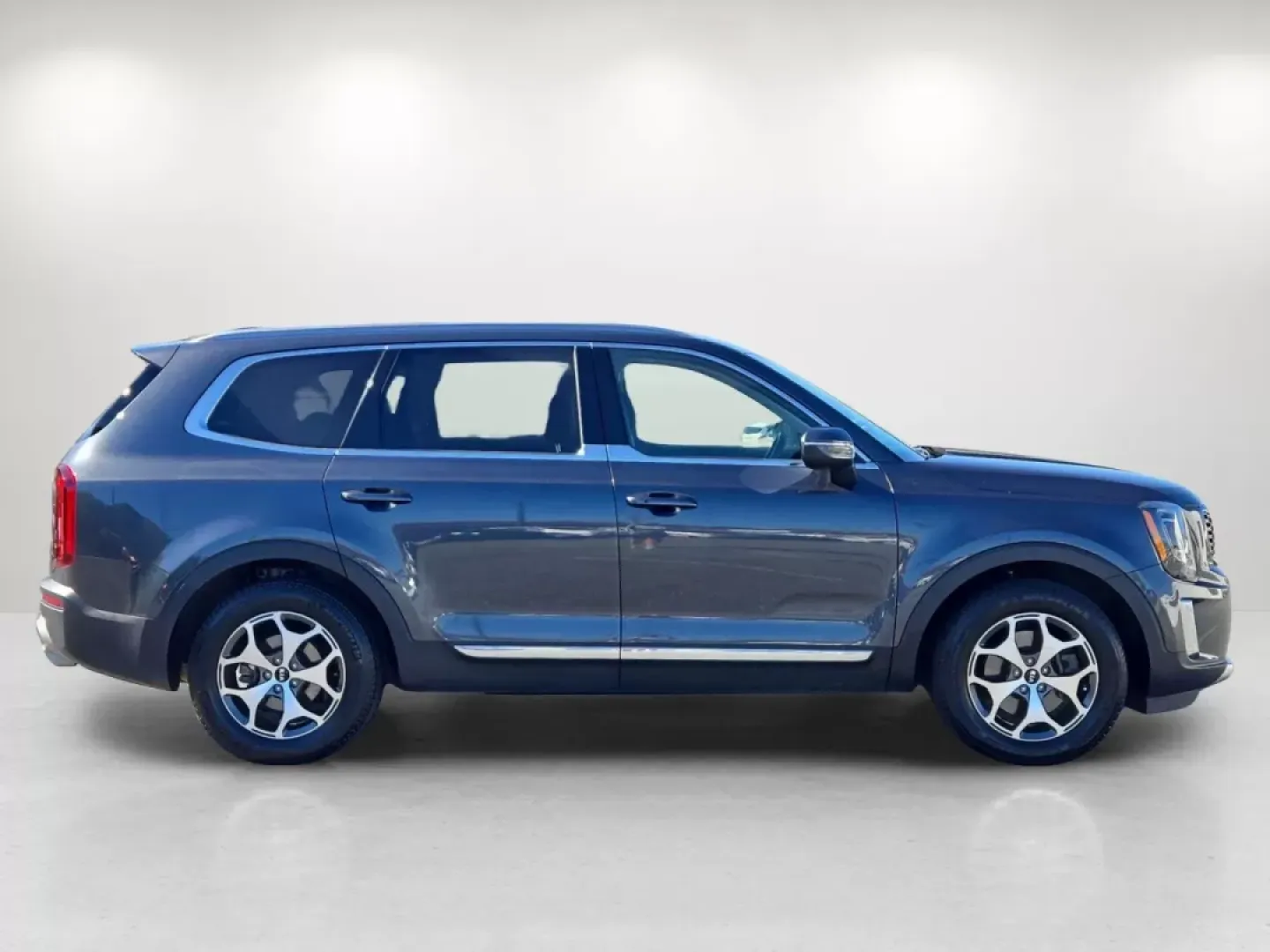 2020 /Black Kia Telluride EX (5XYP34HC5LG) with an Other engine, located at 3959 U.S. 80 W, Phenix City, AL, 36870, (334) 297-4885, 32.469296, -85.135185 - **Discover the Perfect Family SUV: 2020 Kia Telluride EX at Gils Auto - Phenix City!**<br /> <br /> Are you on the lookout for a versatile and spacious SUV that can accommodate your growing family while also providing a comfortable ride for your daily commutes? The 2020 Kia Telluride EX is the ideal - Photo#16