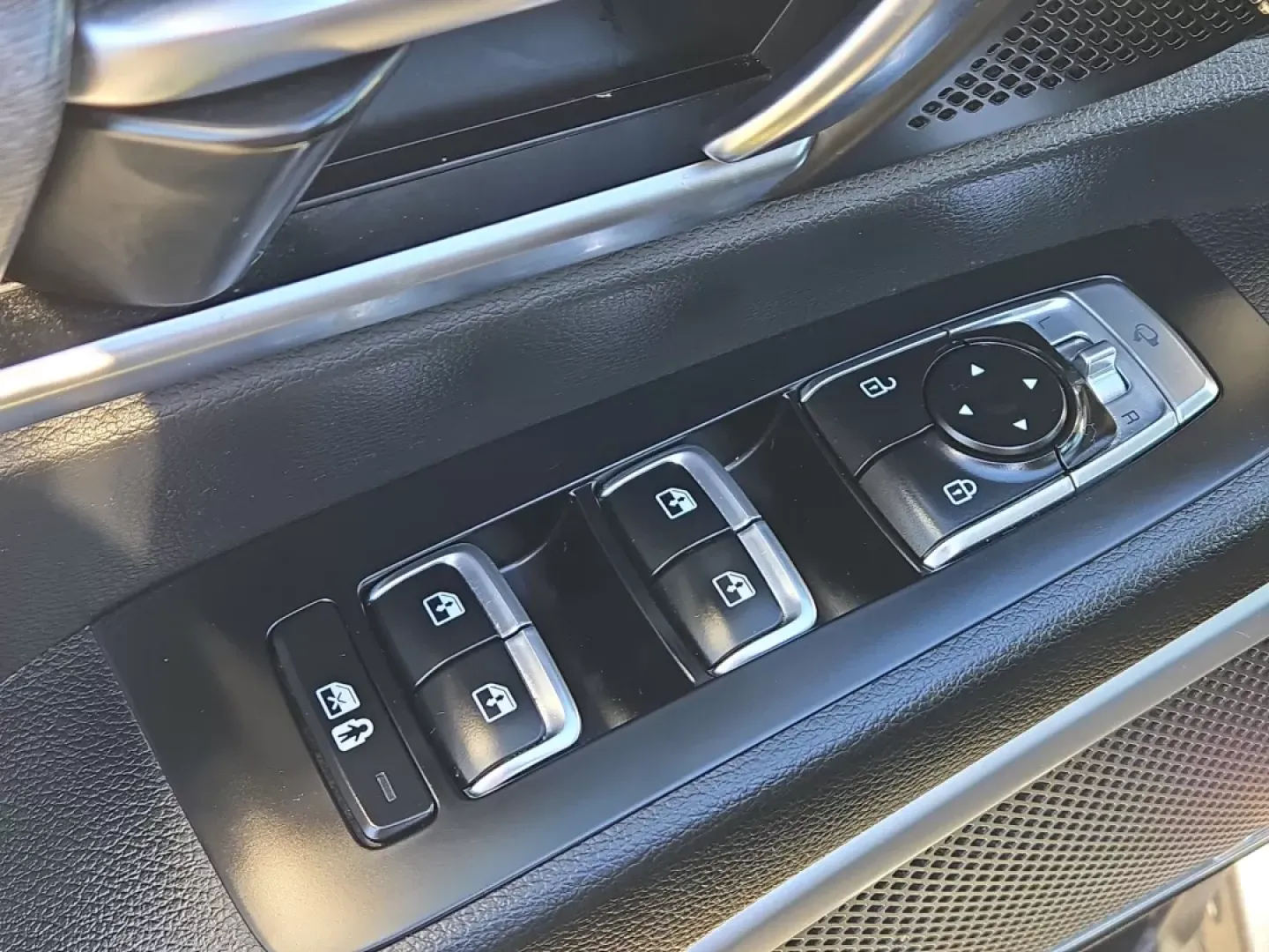 2020 /Black Kia Telluride EX (5XYP34HC5LG) with an Other engine, located at 3959 U.S. 80 W, Phenix City, AL, 36870, (334) 297-4885, 32.469296, -85.135185 - **Discover the Perfect Family SUV: 2020 Kia Telluride EX at Gils Auto - Phenix City!**<br /> <br /> Are you on the lookout for a versatile and spacious SUV that can accommodate your growing family while also providing a comfortable ride for your daily commutes? The 2020 Kia Telluride EX is the ideal - Photo#17