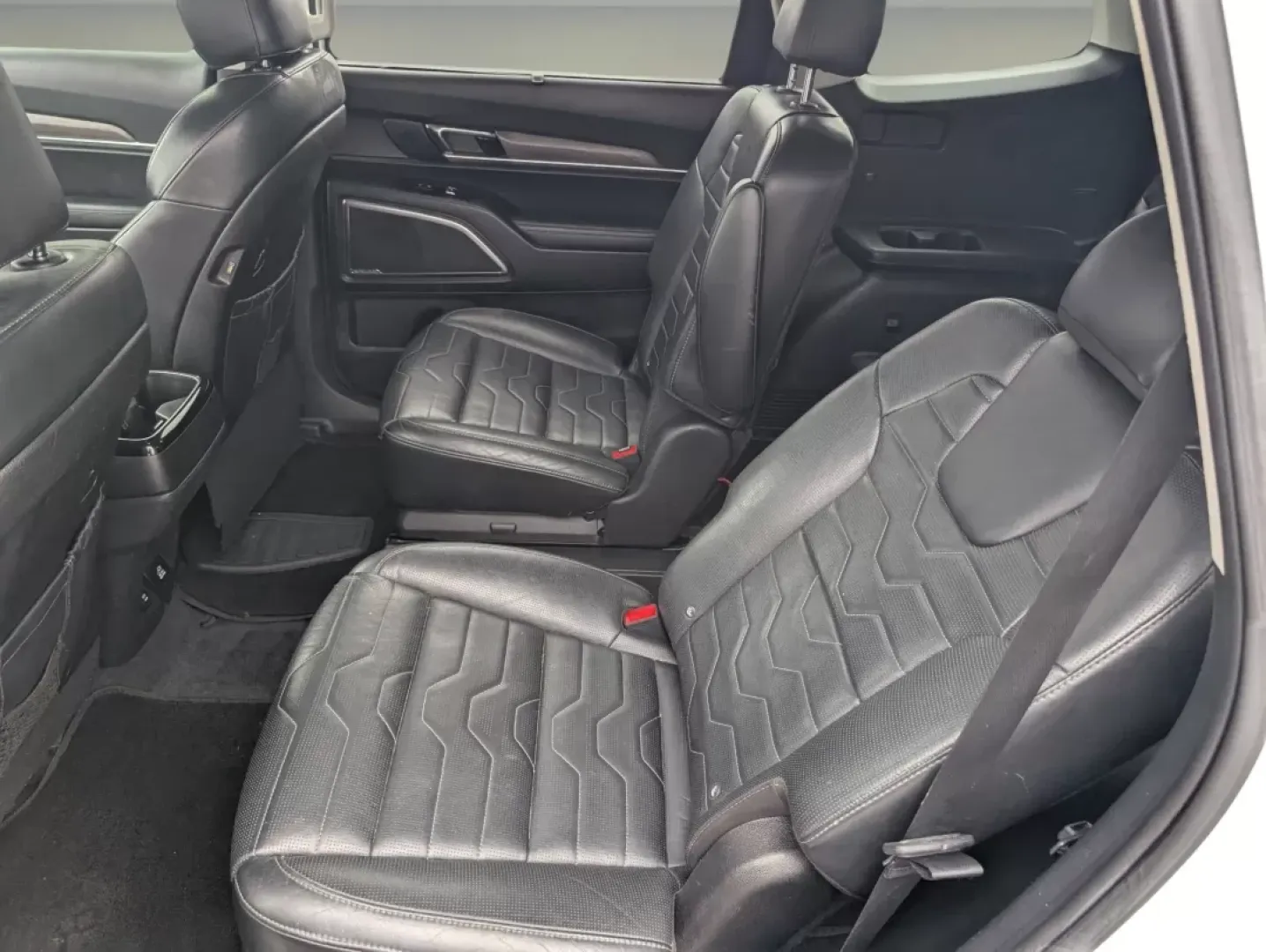 2020 /Black Kia Telluride SX (5XYP5DHC4LG) with an Other engine, located at 1430 Gateway Drive, Opelika, AL, 36801, (334) 239-0944, 32.637871, -85.409790 - Discover the perfect blend of luxury and practicality with this **2020 Kia Telluride SX**, available now at **Gils Auto** in Phenix City, AL. Imagine hitting the road for unforgettable family adventures in this spacious and stylish SUV, designed to accommodate everyone comfortably while turning head - Photo#12