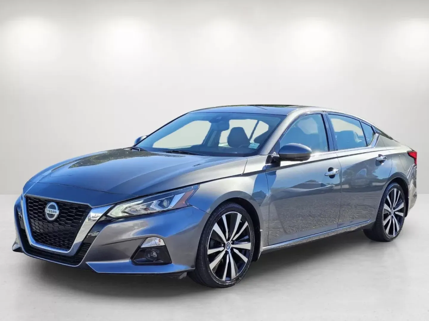 2020 /Charcoal Nissan Altima 2.0 Platinum (1N4AL4FV3LC) with an Other engine, located at 1430 Gateway Drive, Opelika, AL, 36801, (334) 239-0944, 32.637871, -85.409790 - **Experience the 2020 Nissan Altima 2.0 Platinum: Your Ideal Sedan for Modern Living!**<br /> <br /> Are you searching for a vehicle that perfectly combines style, reliability, and modern features? Look no further than the stunning 2020 Nissan Altima 2.0 Platinum, available now at Gils Auto in Opeli - Photo#4