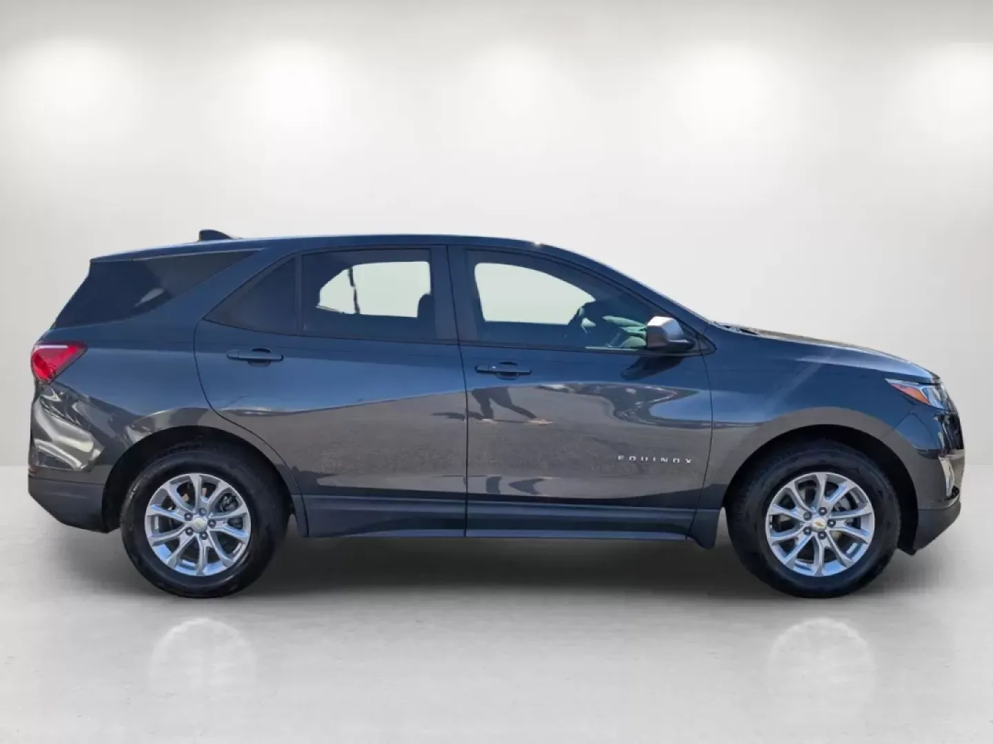 2021 /Medium Ash Gray Chevrolet Equinox LS (2GNAXHEV8M6) with an Other engine, located at 7000 Northlake Connector, Columbus, GA, 31904, (706) 987-8085, 32.524975, -84.978134 - Are you ready to elevate your driving experience? Discover the 2021 Chevrolet Equinox LS, perfectly crafted for those who crave comfort and versatility on the road. Whether you're a growing family needing extra space, a daily commuter navigating Phenix City's bustling streets, or someone who loves w - Photo#3