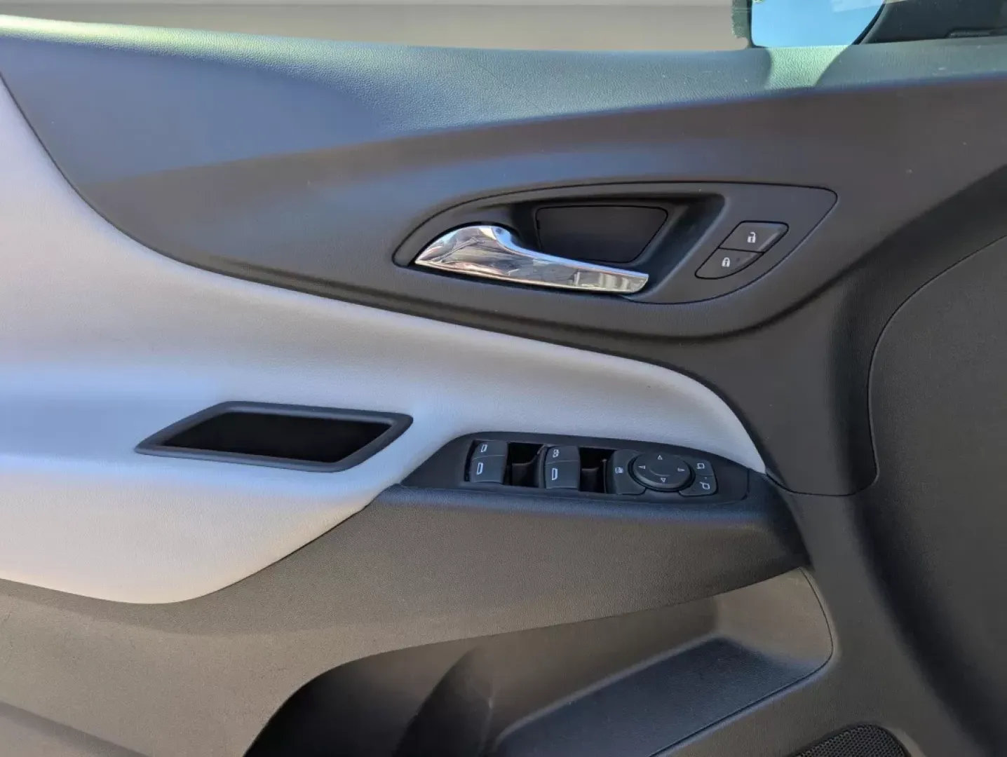 2021 /Medium Ash Gray Chevrolet Equinox LS (2GNAXHEV8M6) with an Other engine, located at 7000 Northlake Connector, Columbus, GA, 31904, (706) 987-8085, 32.524975, -84.978134 - Are you ready to elevate your driving experience? Discover the 2021 Chevrolet Equinox LS, perfectly crafted for those who crave comfort and versatility on the road. Whether you're a growing family needing extra space, a daily commuter navigating Phenix City's bustling streets, or someone who loves w - Photo#8