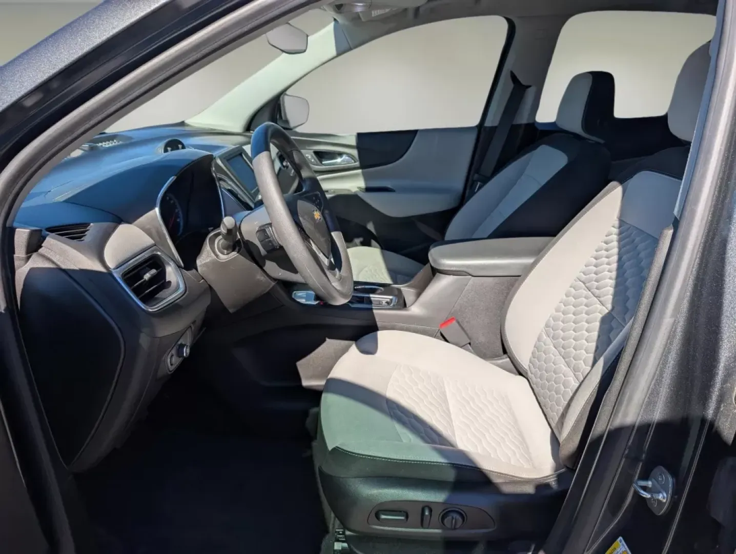 2021 /Medium Ash Gray Chevrolet Equinox LS (2GNAXHEV8M6) with an Other engine, located at 7000 Northlake Connector, Columbus, GA, 31904, (706) 987-8085, 32.524975, -84.978134 - Are you ready to elevate your driving experience? Discover the 2021 Chevrolet Equinox LS, perfectly crafted for those who crave comfort and versatility on the road. Whether you're a growing family needing extra space, a daily commuter navigating Phenix City's bustling streets, or someone who loves w - Photo#9