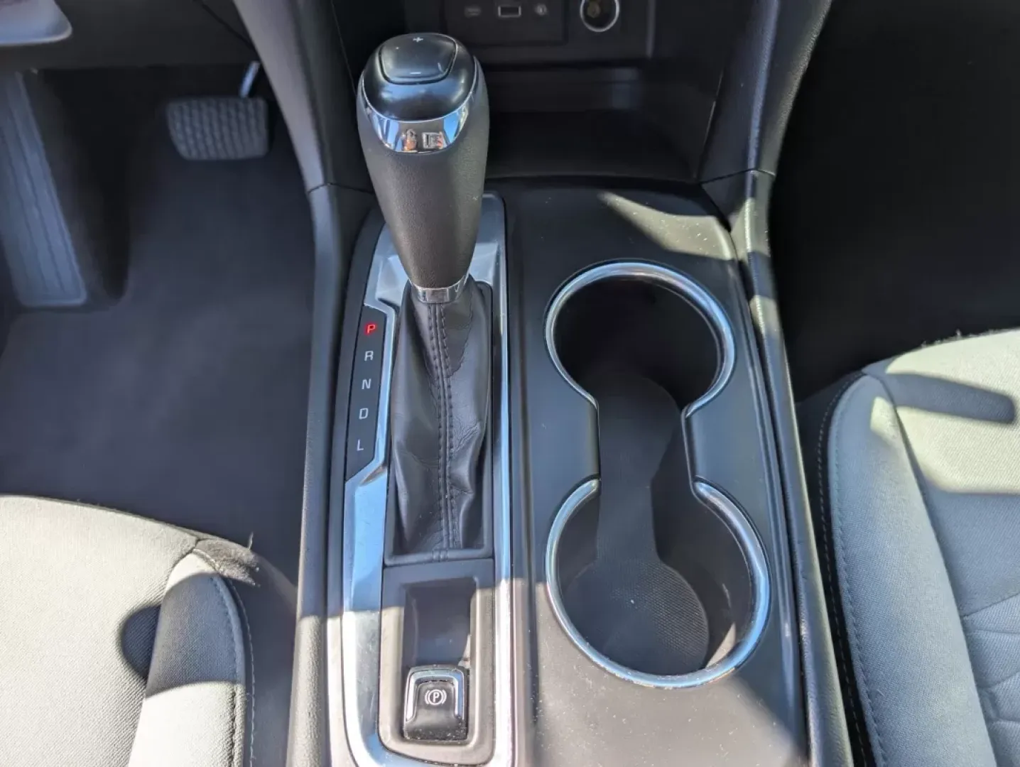 2021 /Medium Ash Gray Chevrolet Equinox LS (2GNAXHEV8M6) with an Other engine, located at 7000 Northlake Connector, Columbus, GA, 31904, (706) 987-8085, 32.524975, -84.978134 - Are you ready to elevate your driving experience? Discover the 2021 Chevrolet Equinox LS, perfectly crafted for those who crave comfort and versatility on the road. Whether you're a growing family needing extra space, a daily commuter navigating Phenix City's bustling streets, or someone who loves w - Photo#12