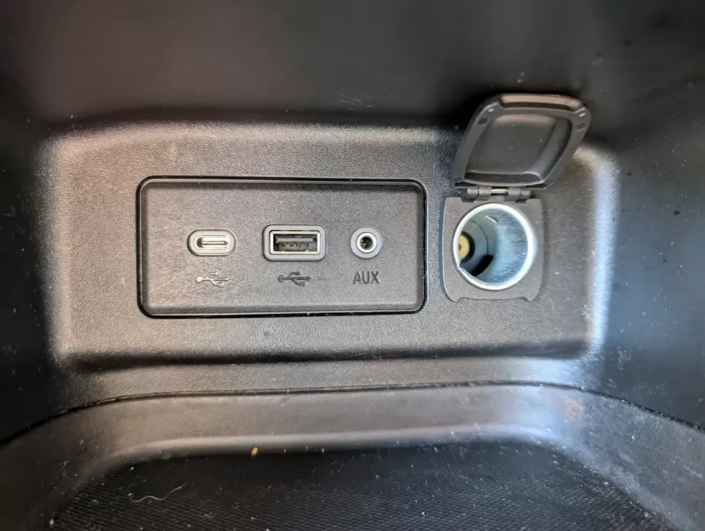 2021 /Medium Ash Gray Chevrolet Equinox LS (2GNAXHEV8M6) with an Other engine, located at 7000 Northlake Connector, Columbus, GA, 31904, (706) 987-8085, 32.524975, -84.978134 - Are you ready to elevate your driving experience? Discover the 2021 Chevrolet Equinox LS, perfectly crafted for those who crave comfort and versatility on the road. Whether you're a growing family needing extra space, a daily commuter navigating Phenix City's bustling streets, or someone who loves w - Photo#14