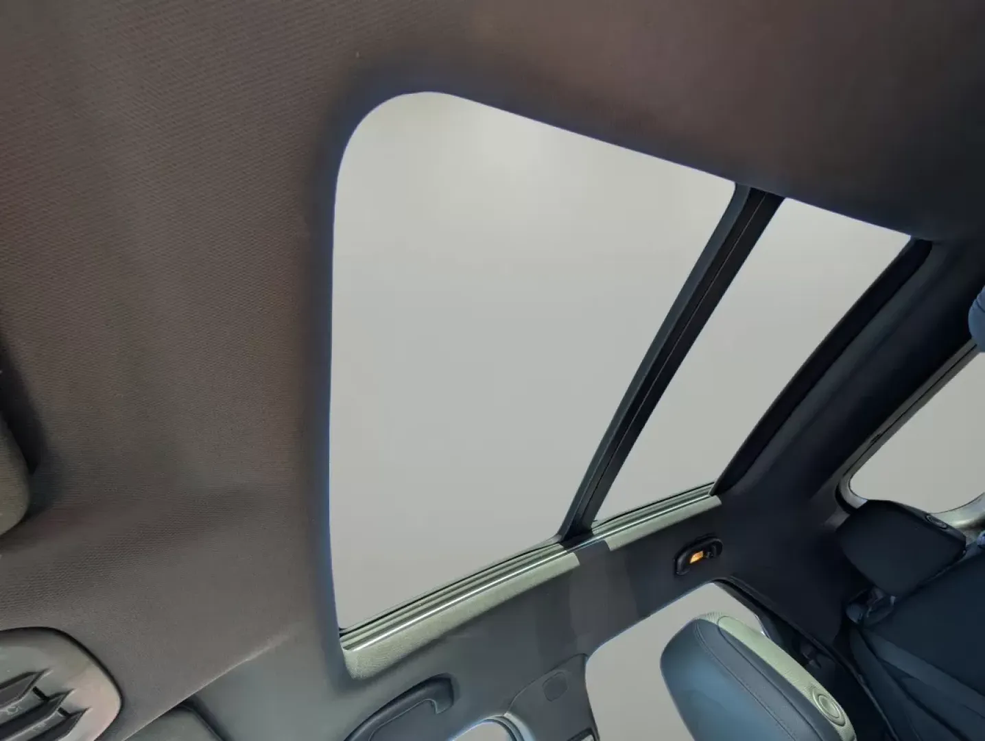 2021 /Jet Black with Red accents Chevrolet Trailblazer RS (KL79MTSL5MB) with an Other engine, located at 3959 U.S. 80 W, Phenix City, AL, 36870, (334) 297-4885, 32.469296, -85.135185 - **Explore Your Next Adventure with the 2021 Chevrolet Trailblazer RS at Gils Auto Phenix City!**<br /> <br /> Are you ready to elevate your family's road trips or daily commute? The 2021 Chevrolet Trailblazer RS is the perfect blend of versatility, style, and technology, making it an ideal companio - Photo#16