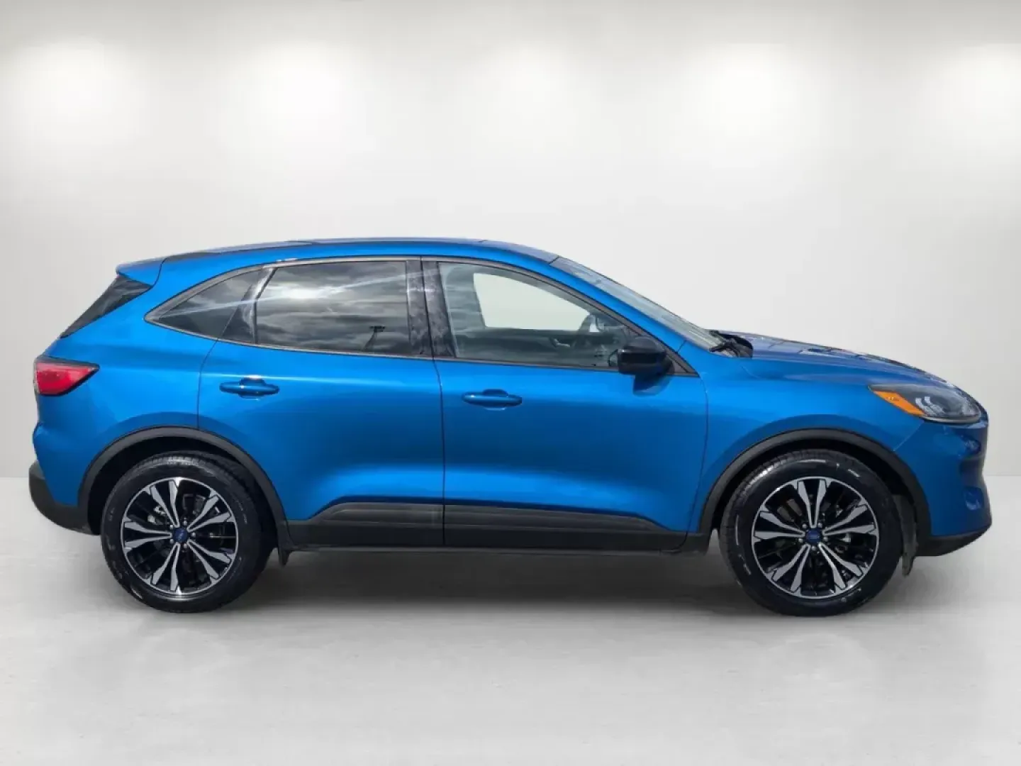 2021 Ford Escape SE (1FMCU0G67MU) with an Intercooled Turbo Regular Unleaded I-3 1.5 L/91 engine, 8-Speed Automatic w/OD transmission, located at 3959 U.S. 80 W, Phenix City, AL, 36870, (334) 297-4885, 32.469296, -85.135185 - 2021 Ford Escape SE - Photo#4