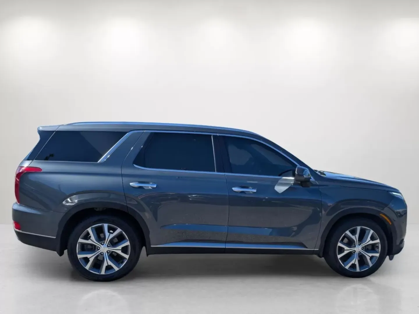 2021 /Gray Hyundai Palisade SEL (KM8R34HE5MU) with an Other engine, located at 1430 Gateway Drive, Opelika, AL, 36801, (334) 239-0944, 32.637871, -85.409790 - **Discover the 2021 Hyundai Palisade SEL: Your Ideal Family SUV for Every Adventure!**<br /> <br /> Are you in the market for a versatile and spacious SUV that caters to both everyday errands and weekend getaways? Look no further! The 2021 Hyundai Palisade SEL is the perfect blend of comfort, techno - Photo#3