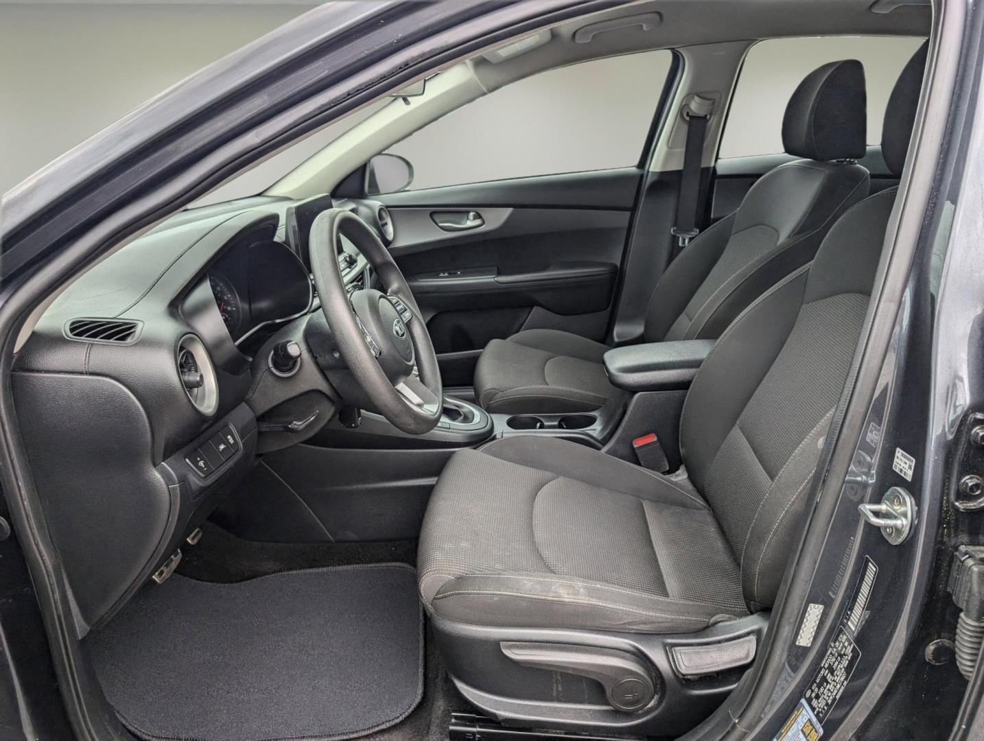 2021 /Black Kia Forte LXS (3KPF24AD1ME) with an Regular Unleaded I-4 2.0 L/122 engine, 1-Speed CVT w/OD transmission, located at 5115 14th Ave., Columbus, GA, 31904, (706) 323-0345, 32.511494, -84.971046 - 2021 Kia Forte LXS - Photo#9