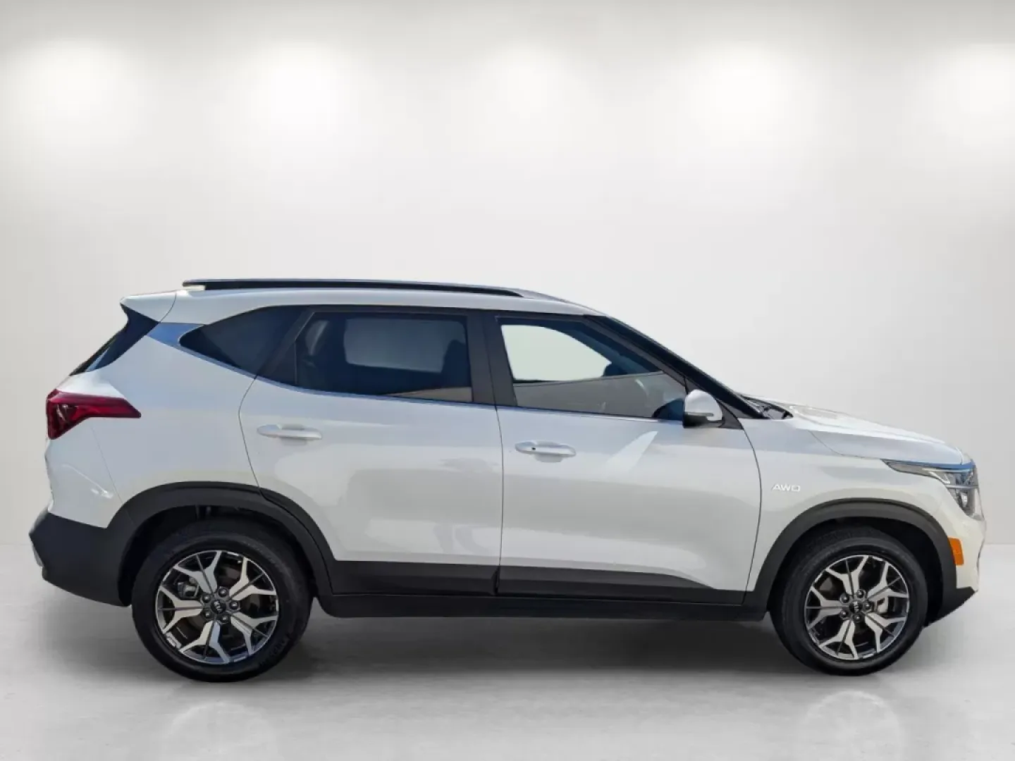 2021 /Black Kia Seltos EX (KNDERCAAXM7) with an Other engine, located at 1430 Gateway Drive, Opelika, AL, 36801, (334) 239-0944, 32.637871, -85.409790 - **Adventure Awaits with the 2021 Kia Seltos EX! Your Family-Friendly SUV Awaits!**<br /> <br /> Are you ready to elevate your driving experience? Whether you're navigating the bustling streets of Phenix City or embarking on weekend getaways, the 2021 Kia Seltos EX is the ideal SUV for those who crav - Photo#3