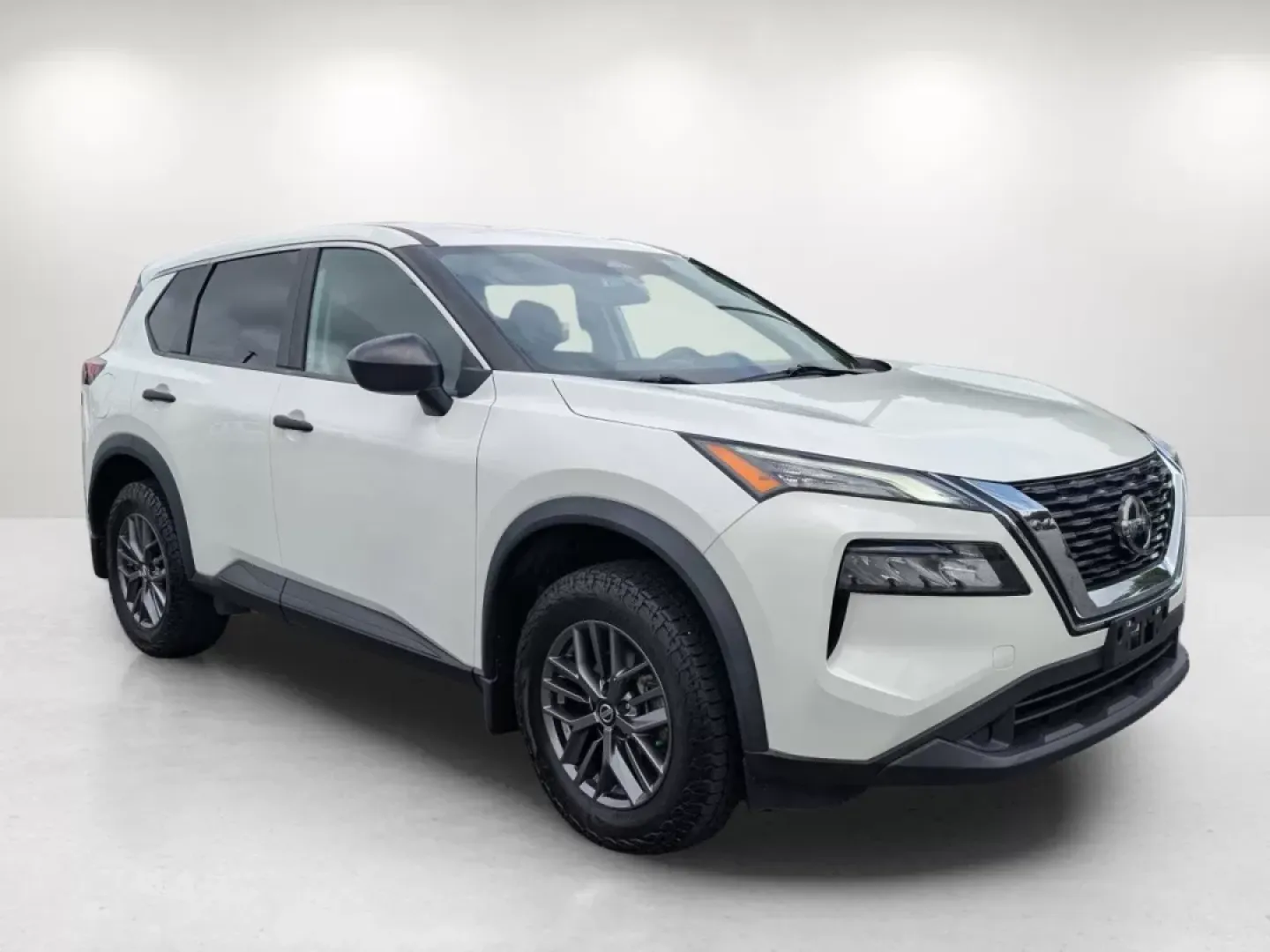 2021 /Charcoal Nissan Rogue S (5N1AT3AB5MC) with an Other engine, located at 1430 Gateway Drive, Opelika, AL, 36801, (334) 239-0944, 32.637871, -85.409790 - Experience the freedom of adventure with the 2021 Nissan Rogue S, available now at Gils Auto in Phenix City, AL. This versatile all-wheel-drive SUV is perfect for families on the go or anyone looking to explore the beautiful surroundings of Phenix City. Whether you're making memories on weekend geta - Photo#3