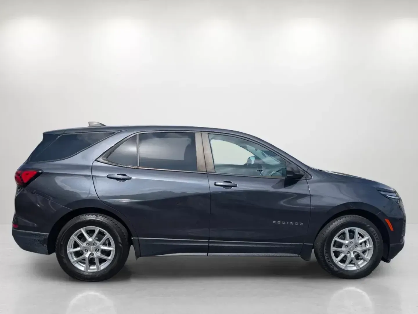 2022 /Medium Ash Gray Chevrolet Equinox LS (3GNAXHEV3NS) with an Turbocharged Gas I4 1.5L/92 engine, 6-Speed Automatic transmission, located at 3959 U.S. 80 W, Phenix City, AL, 36870, (334) 297-4885, 32.469296, -85.135185 - ### Discover Adventure and Comfort with the 2022 Chevrolet Equinox LS at Gils Auto - Phenix City<br /> <br /> Are you searching for the perfect vehicle to elevate your daily commute or weekend adventures? Look no further than the 2022 Chevrolet Equinox LS available at Gils Auto in Phenix City, AL! T - Photo#4