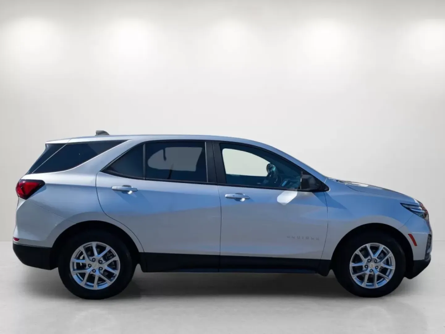 2022 /Medium Ash Gray Chevrolet Equinox LS (3GNAXHEV9NS) with an Other engine, located at 5115 14th Ave., Columbus, GA, 31904, (706) 323-0345, 32.511494, -84.971046 - **Discover Your Perfect Adventure Companion: 2022 Chevrolet Equinox LS at Gils Auto!**<br /> <br /> Are you in search of a reliable SUV that fits seamlessly into your active lifestyle? Look no further than the 2022 Chevrolet Equinox LS, now available at Gils Auto in Phenix City, AL. This versatile s - Photo#4