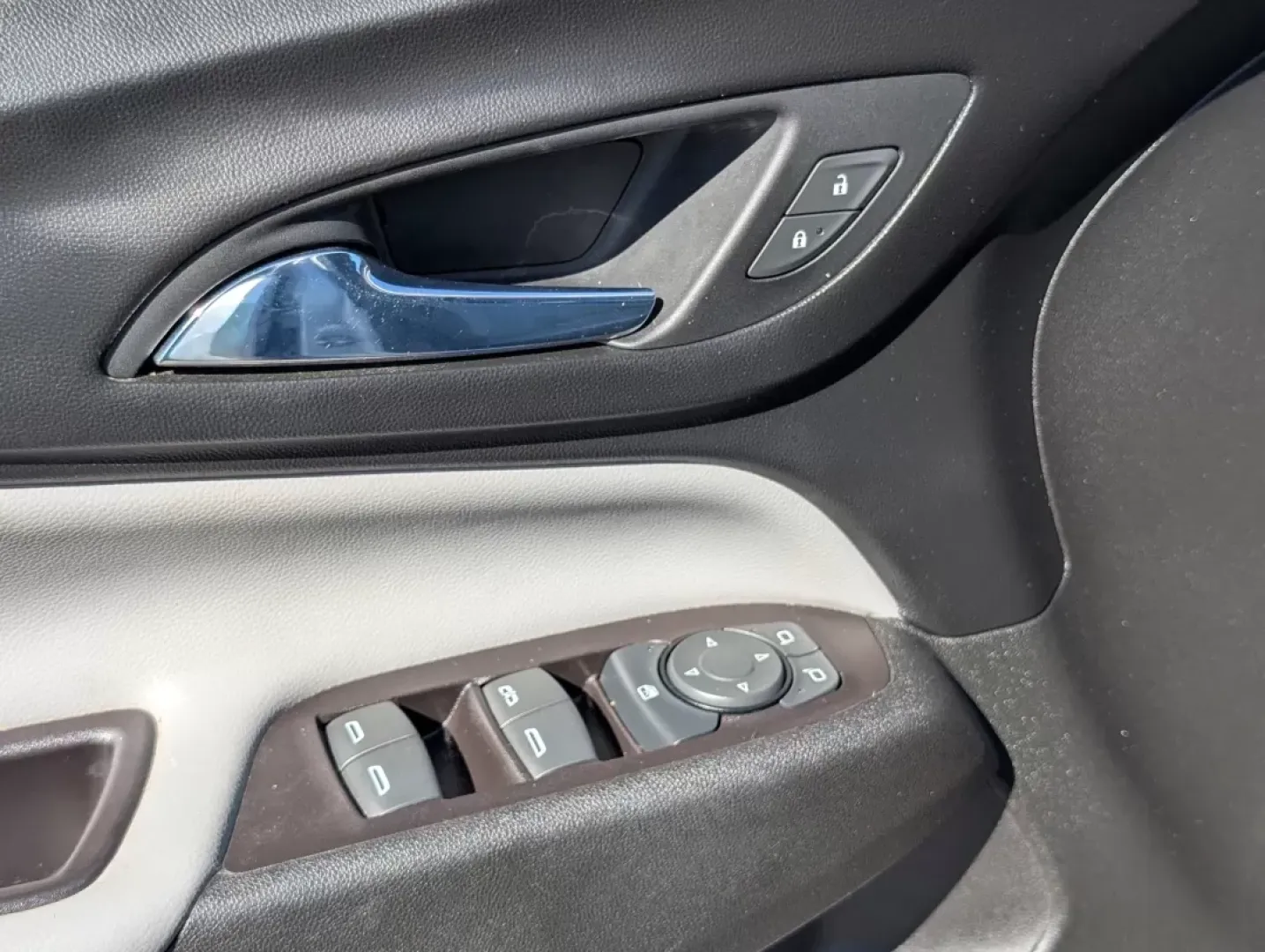 2022 /Medium Ash Gray Chevrolet Equinox LS (2GNAXHEV7N6) with an Other engine, located at 804 22nd Ave, Phenix City, AL, 36870, (334) 297-1860, 32.484749, -85.024475 - **Elevate Your Everyday Adventures with the 2022 Chevrolet Equinox LS at Gils Auto - Phenix City!**<br /> <br /> Are you looking for a versatile SUV that adapts to your dynamic lifestyle? The 2022 Chevrolet Equinox LS is your ideal companion, perfectly suited for growing families, daily commuters, a - Photo#10