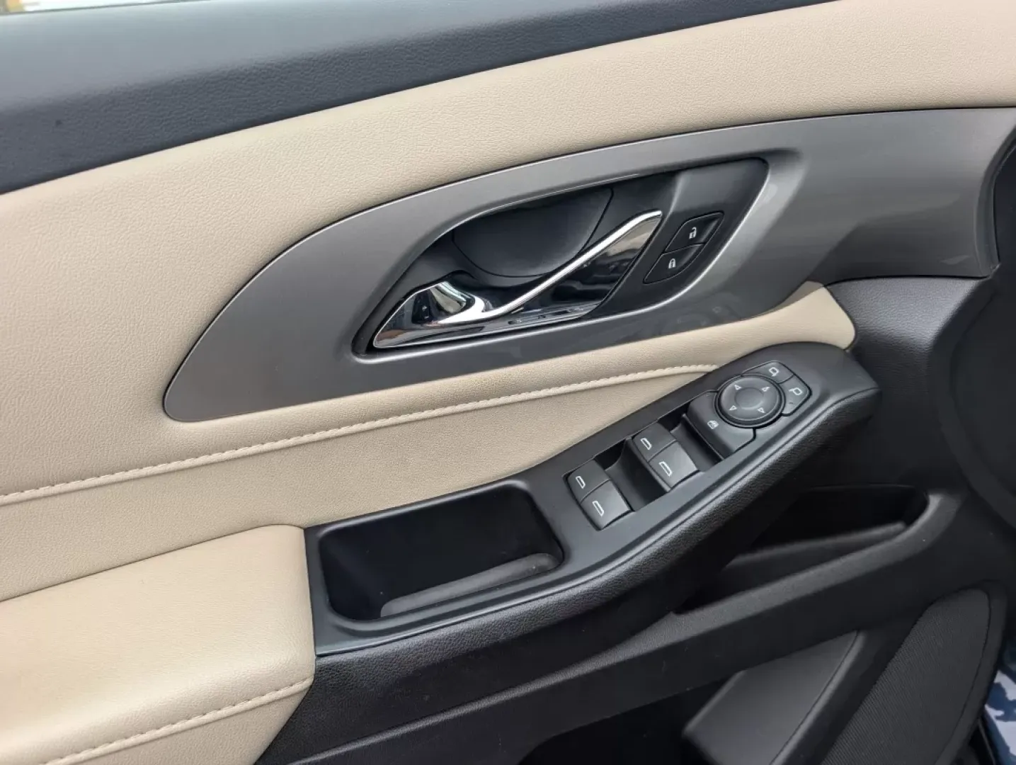 2022 /Jet Black/Chai Chevrolet Traverse LS (1GNERLKW6NJ) with an Other engine, located at 804 22nd Ave, Phenix City, AL, 36870, (334) 297-1860, 32.484749, -85.024475 - Unleash the thrill of family adventures with this stunning 2022 Chevrolet Traverse, now available at Gils Auto in Phenix City, AL. If you're seeking a vehicle that can comfortably accommodate your growing family, this spacious SUV is the perfect choice for road trips, school runs, or weekend getaway - Photo#7