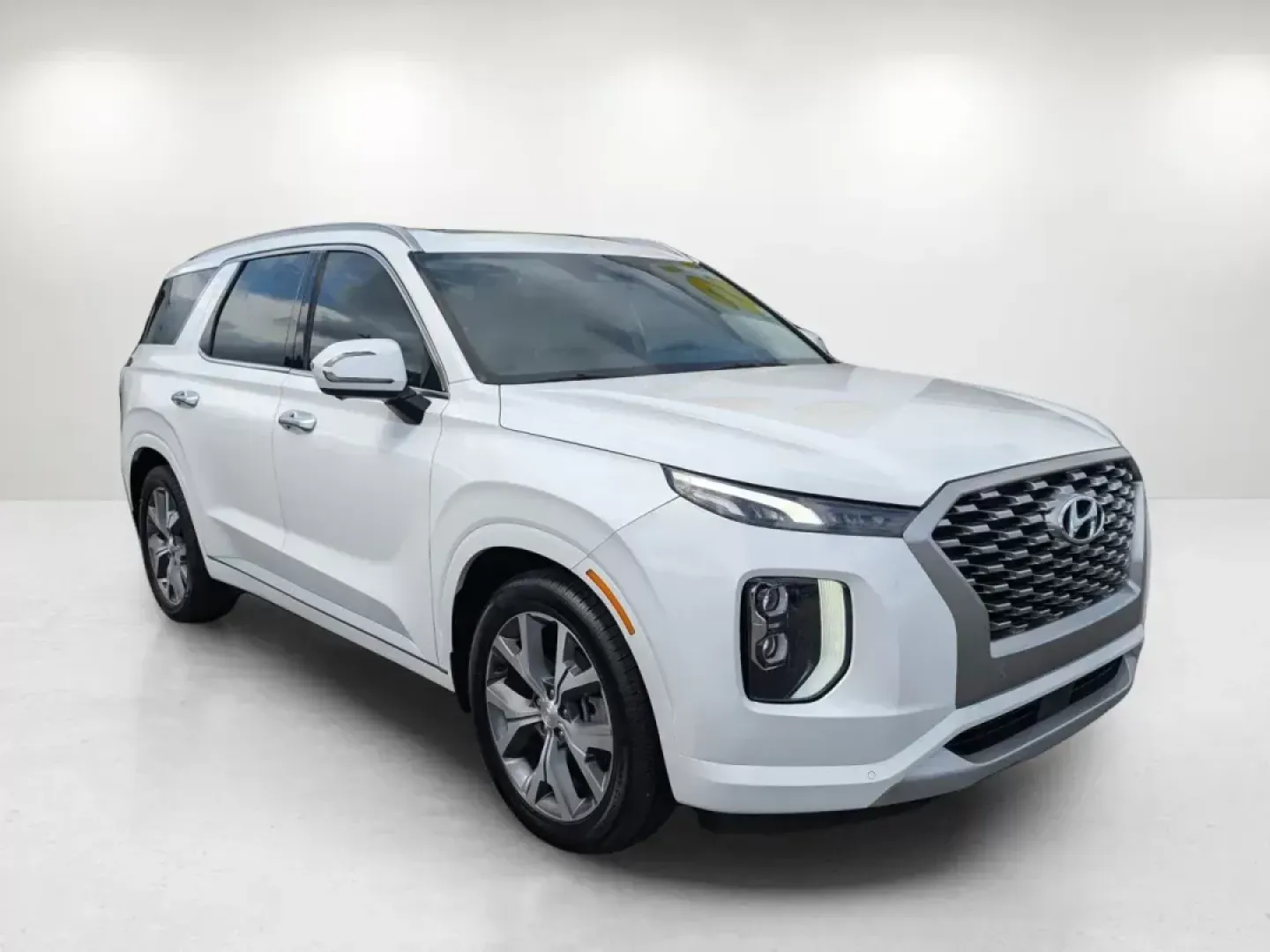 2022 /Navy/Beige Hyundai Palisade Limited (KM8R54HE9NU) with an Other engine, located at 7000 Northlake Connector, Columbus, GA, 31904, (706) 987-8085, 32.524975, -84.978134 - **Experience Family Adventures in Style with the 2022 Hyundai Palisade Limited at Gils Auto - Columbus #2!**<br /> <br /> Are you searching for the perfect family SUV that not only accommodates your lifestyle but also looks stunning doing it? Look no further than this 2022 Hyundai Palisade Limited, - Photo#2