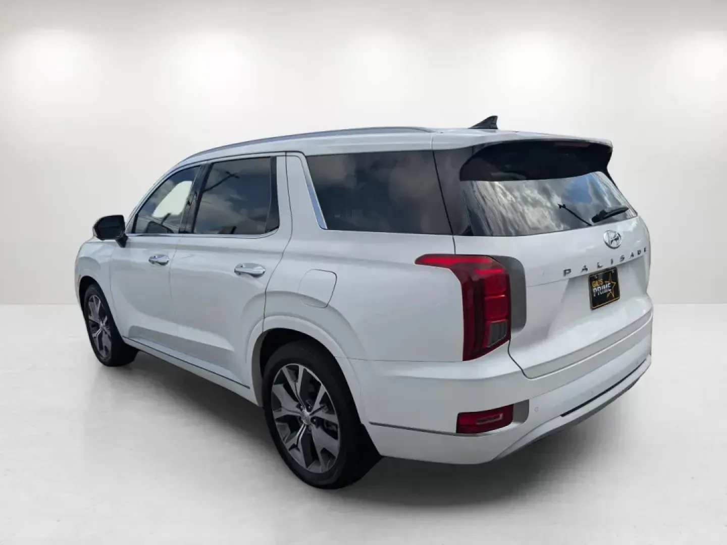 2022 /Navy/Beige Hyundai Palisade Limited (KM8R54HE9NU) with an Other engine, located at 7000 Northlake Connector, Columbus, GA, 31904, (706) 987-8085, 32.524975, -84.978134 - **Experience Family Adventures in Style with the 2022 Hyundai Palisade Limited at Gils Auto - Columbus #2!**<br /> <br /> Are you searching for the perfect family SUV that not only accommodates your lifestyle but also looks stunning doing it? Look no further than this 2022 Hyundai Palisade Limited, - Photo#6