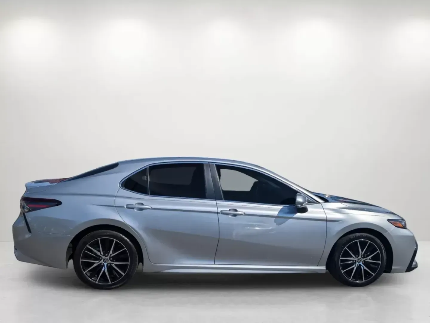 2022 Toyota Camry SE (4T1T11AK3NU) with an Regular Unleaded I-4 2.5 L/152 engine, 8-Speed Automatic w/OD transmission, located at 7000 Northlake Connector, Columbus, GA, 31904, (706) 987-8085, 32.524975, -84.978134 - 2022 Toyota Camry SE - Photo#3